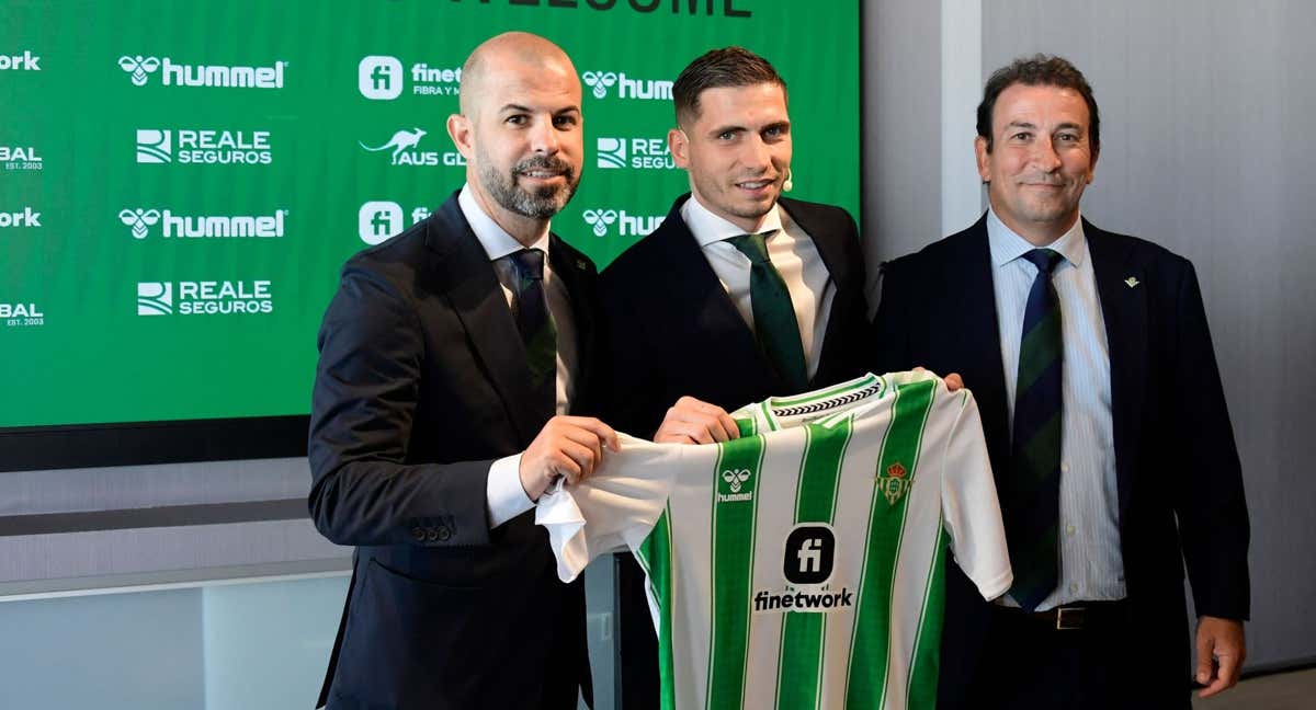 El director deportivo, Manu Fajardo, y el vicepresidente, José Miguel López Catalán, junto a Romain Perraud./AFP