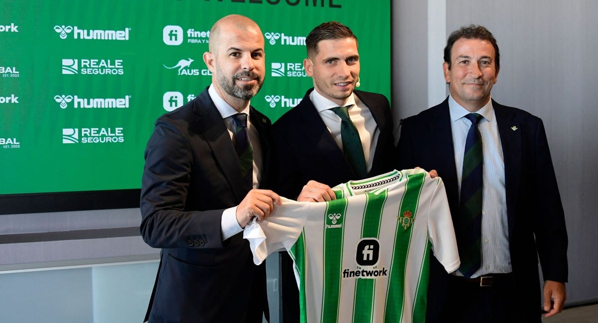 El director deportivo, Manu Fajardo, y el vicepresidente, José Miguel López Catalán, junto a Romain Perraud.