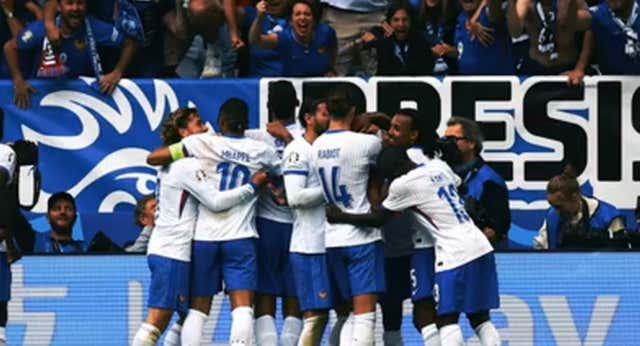 Francia se alía con los goles en propia y Mbappé ya espera rival en cuartos