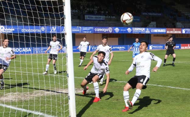 Jugadores del Salamanca UDS ante el Avilés.