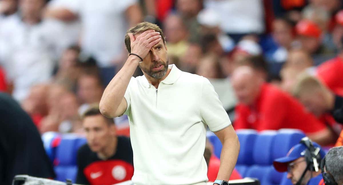 Southgate, mano a la cabeza y otra al bolsillo durante el encuentro ante Eslovaquia.