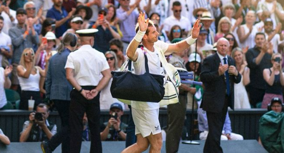 Andy Murray retirándose de Wimbledon.