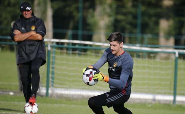 Iñaki Vergara supervisa una sesión de Thibaut Courtois. Getty Images