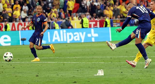 El portero de Rumanía tuvo que apartar una zapatilla tres segundos antes del gol de Malen
