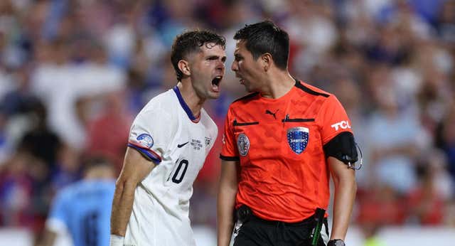 Pulisic se revuelve con ironía contra los árbitros… y ellos le niegan el saludo