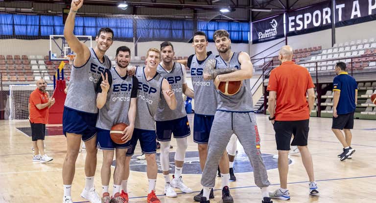 Los jugadores de la Selección arropan a Rudy Fernández.