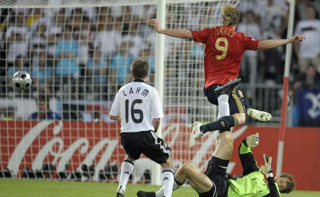 Torresn, en el momento de marcarle el gol a Alemania, en 2008.