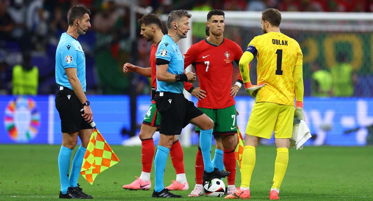 Cristiano Ronaldo y Jan Oblak antes de la tanda  /Reuters