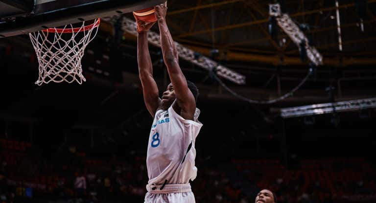 El joven Valdez Edgecombe se dispone a machacar ante Polonia.