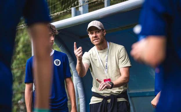 Xabi Alonso alecciona a sus pupilos.  Donosti Cup
