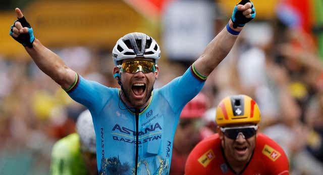 Pogacar salva una caída in extremis y Cavendish le roba el récord de victorias a Merckx