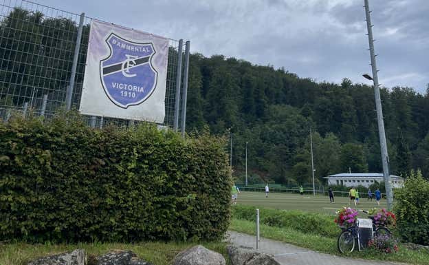 Los exteriores del campo del Victoria Bammental; en el anexo, de hierba artificial, pequeños y mayores disputan una pachanga en la que se avista alguna camiseta del Real Madrid.  RELEVO
