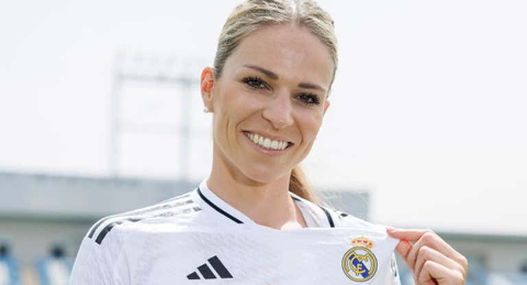 Melanie Leupolz con la equipación del Real Madrid.