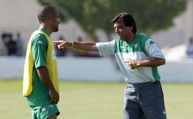 Odonkor observa las indicaciones de Paco Chaparro en un entrenamiento. ABC