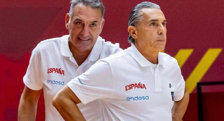 Sergio Scariolo con Luis Guil durante el partido ante Líbano.