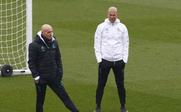 Zidane, junto a Bettoni durante un entrenamiento. AGENCIAS