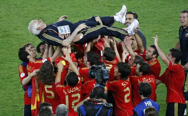 Luis Aragonés celebra la Eurocopa 2008 con los jugadores. AP PHOTO