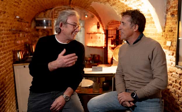 Perico Delgado en un momento de la charla con Enric González.  SALVADOR FENOLL