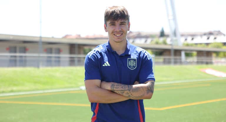 Adrián Bernabé posa para Relevo.