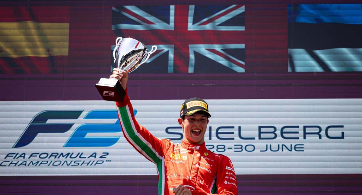 Ollie Bearman celebra su victoria en la sprint de Austria.