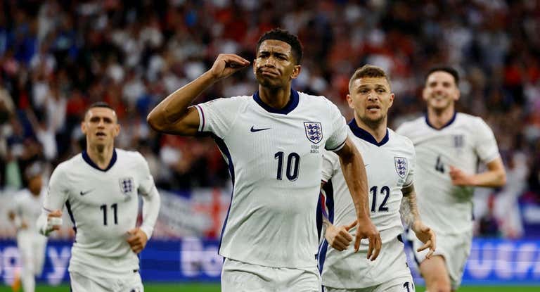 Jude Bellingham celebra su gol ante Serbia.