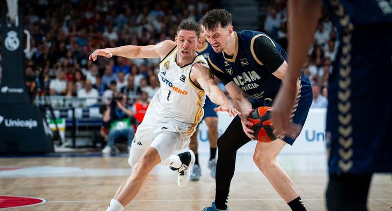 Fabien Causeur presiona al jugador de UCAM Murcia Rodions Kurucs durante las finales de la Liga Endesa.