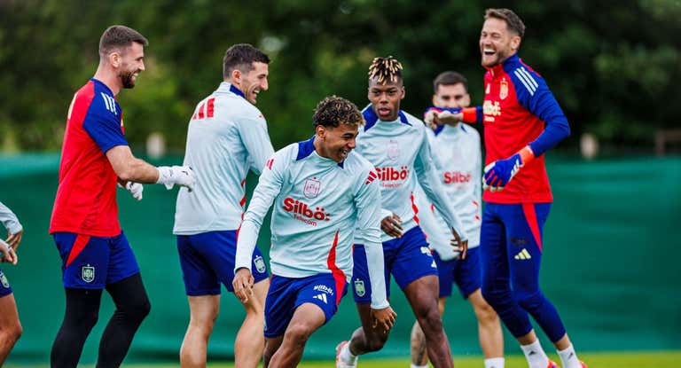 Lamine, perseguido por su inseparable Nico Williams, sonríe durante el entrenamiento de este miércoles en Aasen.