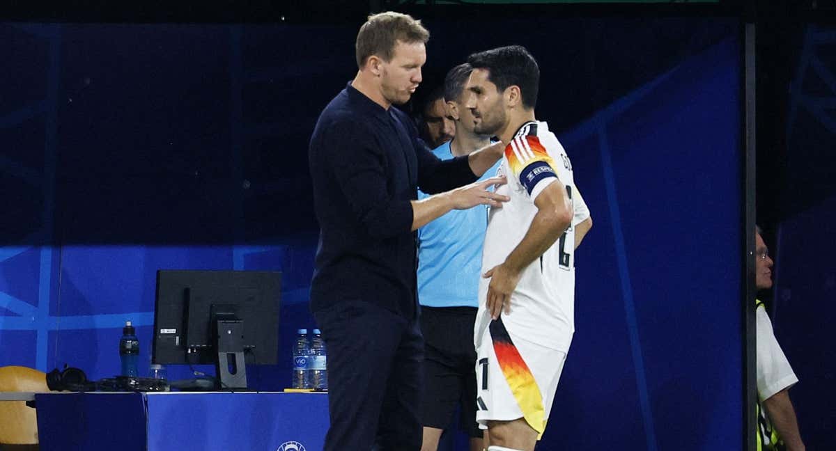 Nagelsmann charla con Gündogan durante el Alemania-Dinamarca de octavos. /REUTERS