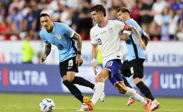 Pulisic, de Estados Unidos, controla el balón durante un partido contra Uruguay. AFP