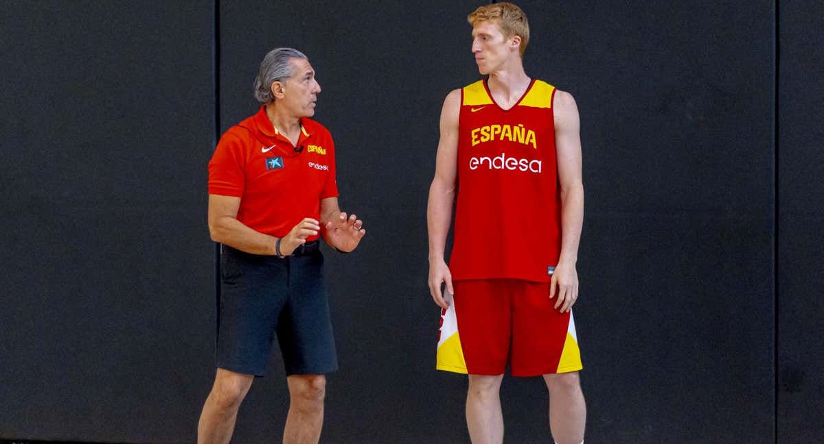 Sergio Scariolo da instrucciones a Alberto Díaz./FEB | A. Nevado