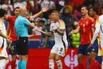 ¿Quién es Anthony Taylor, el árbitro inglés del España - Alemania que está permitiendo una cacería?