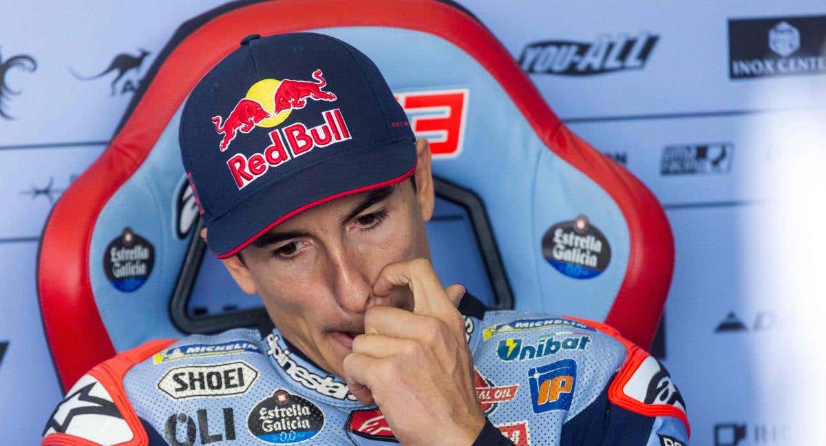 Marc Márquez, en el box de su equipo./AFP