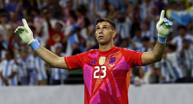 El ‘Dibu’ Martínez sale al rescate de Messi y Argentina está en semifinales