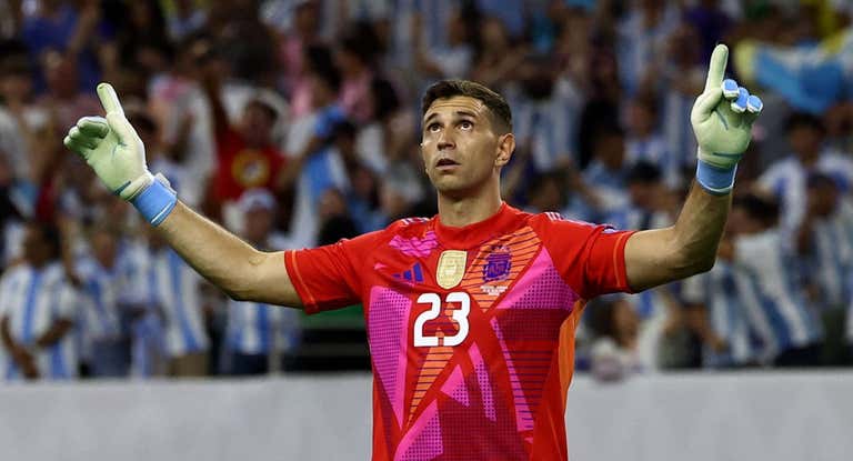 Dibu Martínez paró dos penaltis y fue el héroe de Argentina.