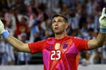 El 'Dibu' Martínez sale al rescate de Messi y Argentina está en semifinales