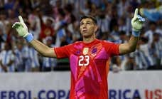 El 'Dibu' Martínez sale al rescate de Messi y Argentina está en semifinales