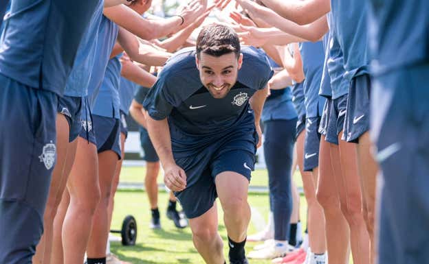 Jonatan Giráldez en el recibimiento del equipo.  WASHINGTON SPIRIT
