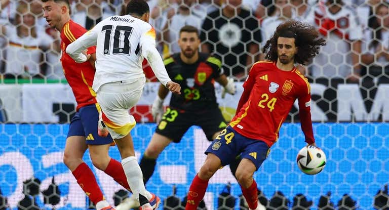 Cucurella repela con la mano el tiro de Musiala.