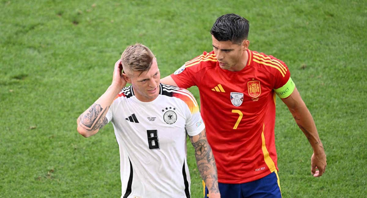 Morata habla con Kroos durante el Alemania-España.