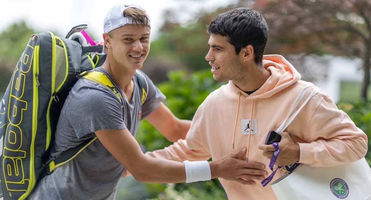 Rune saluda a Alcaraz en las instalaciones del All England Club. /WIMBLEDON