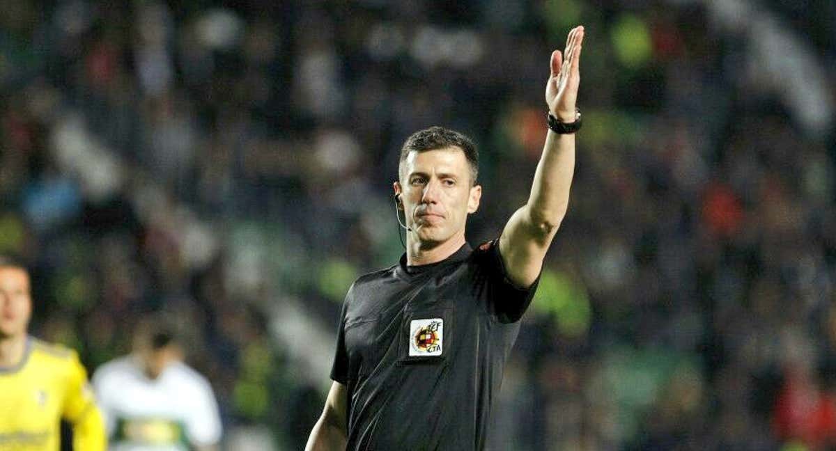 Soto Grado arbitra un partido la pasada temporada. /LALIGA