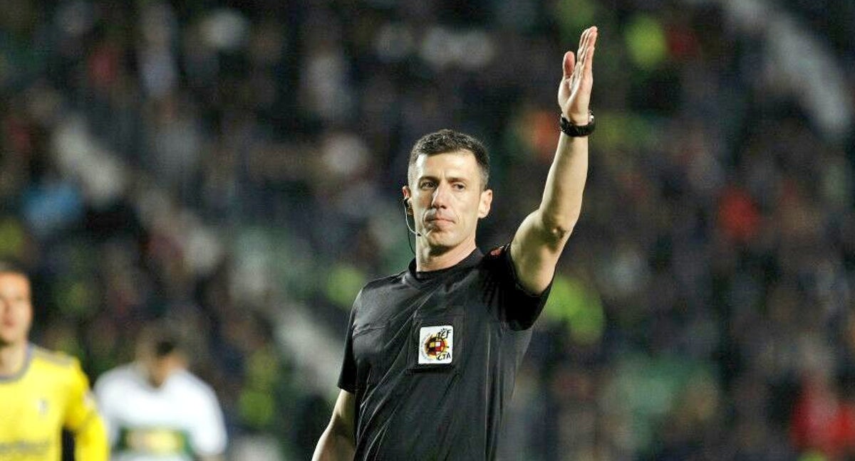 Soto Grado arbitra un partido la pasada temporada.