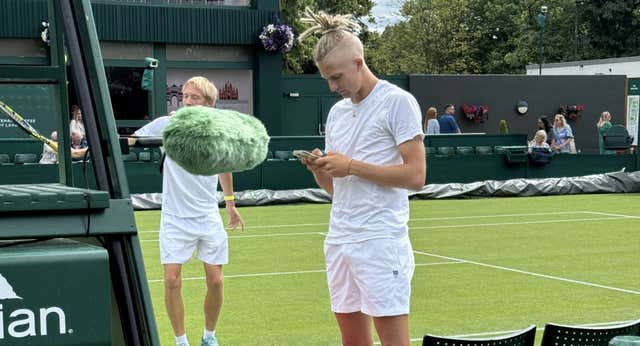 Una foto en Wimbledon cristaliza un dilema nuevo con los móviles en el tenis: ‘Este no aguanta ni cinco minutos la concentración’