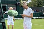 Una foto en Wimbledon cristaliza un dilema nuevo con los móviles en el tenis: «Este no aguanta ni cinco minutos la concentración»