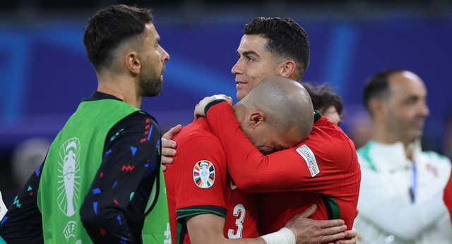 Un desgarrador abrazo de Pepe y Cristiano encierra el fin de una era