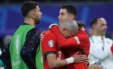 Un desgarrador abrazo de Pepe y Cristiano encierra el fin de una era