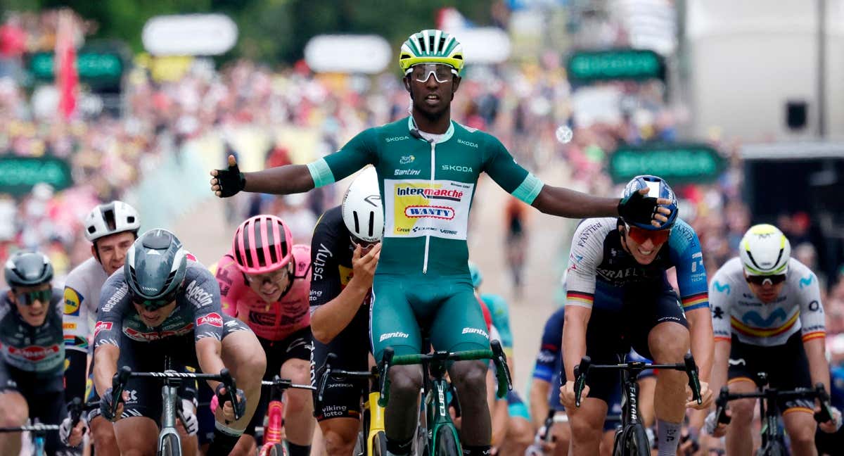 Girmay celebra su segunda victoria de etapa en el Tour 2024.