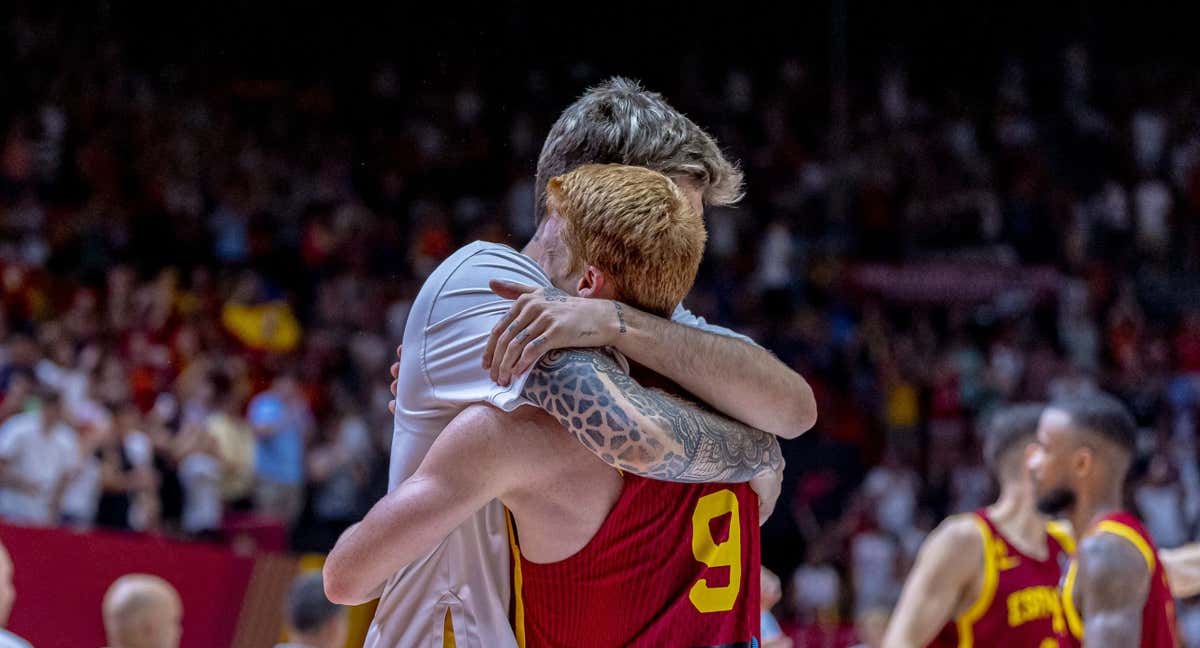 Juancho Hernangómez abraza a Alberto Díaz./FEB | A. Nevado