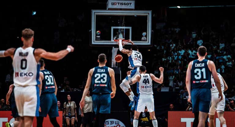 Un mate de Antetokounmpo durante el partido de Grecia ante Eslovenia.