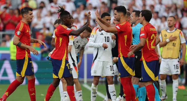 Otro gesto de Morata, ahora con Mikel Merino, que le refuerza como capitán: ‘Toma, máquina’